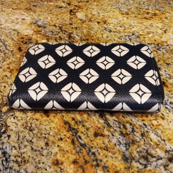 Fossil Women’s Sydney White and Black Zipper Zip Around Wristlets Wallet - Picture 8 of 9